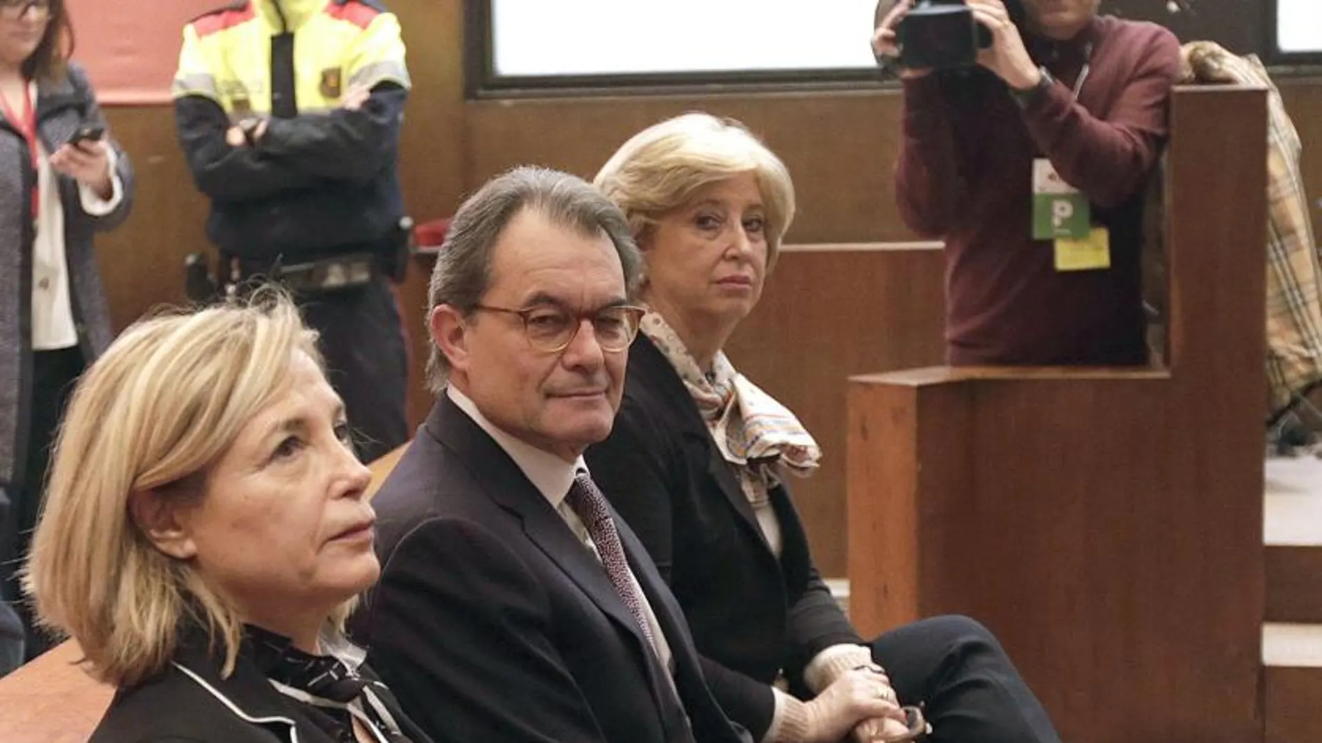 El expresidente catalán Artur Mas y las exconselleras Joana Ortega (Iz.) e Irene Rigau en la sede del Tribunal Superior de Justicia de Cataluña (TSJC)