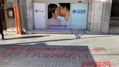 “Por nuestros cuerpos no pasaréis”, firma Arran con spray frente a la fachada de la sede del PP