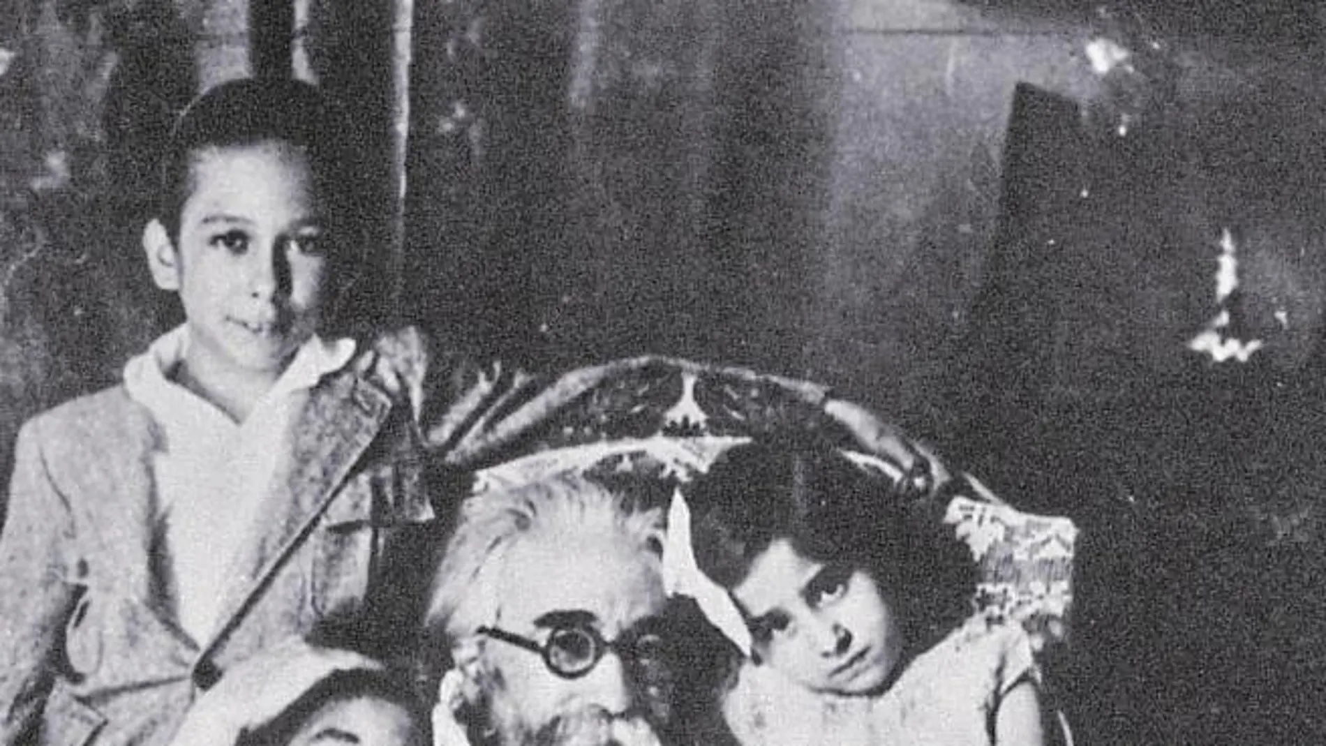 Ramón del Valle-Inclán rodeado de cuatro de sus hijos en 1930