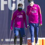 Messi y Piqué conversan durante el entrenamiento de ayer