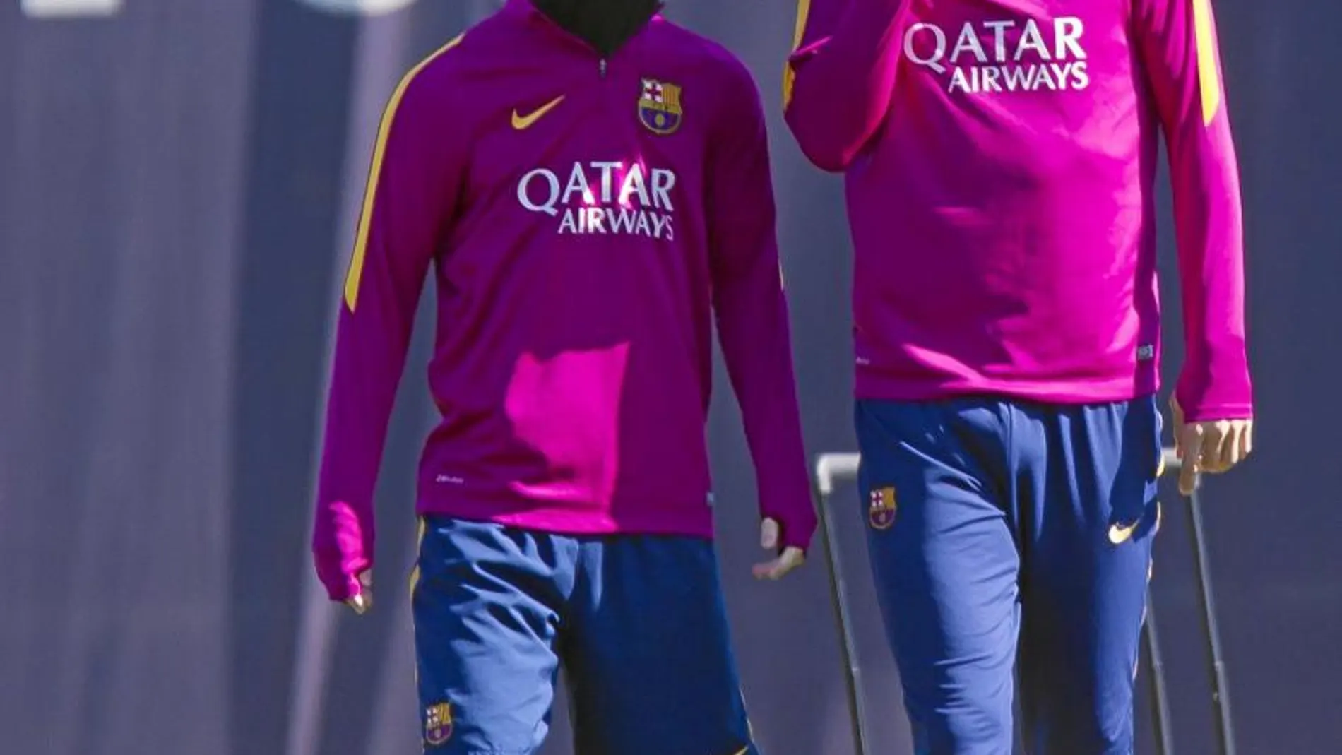 Messi y Piqué conversan durante el entrenamiento de ayer
