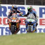 El portugués Miguel Oliveira felicita a Morbidelli