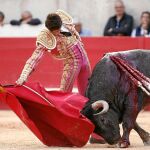 Sebastián Castella, de fucsia y oro, dando un derechazo ayer en su encerrona