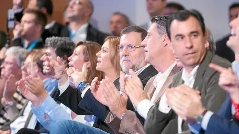 Mariano Rajoy, flanqueado por María Dolores de Cospedal y Xavier García Albiol, con semblante serio durante el acto de presentación de los candidatos provinciales del PP para el 20-D, entre los que destacan el ministro del Interior, Jorge Fernández, por Barcelona; José Manuel Margallo, por Alicante, o Ana Pastor, por Pontevedra