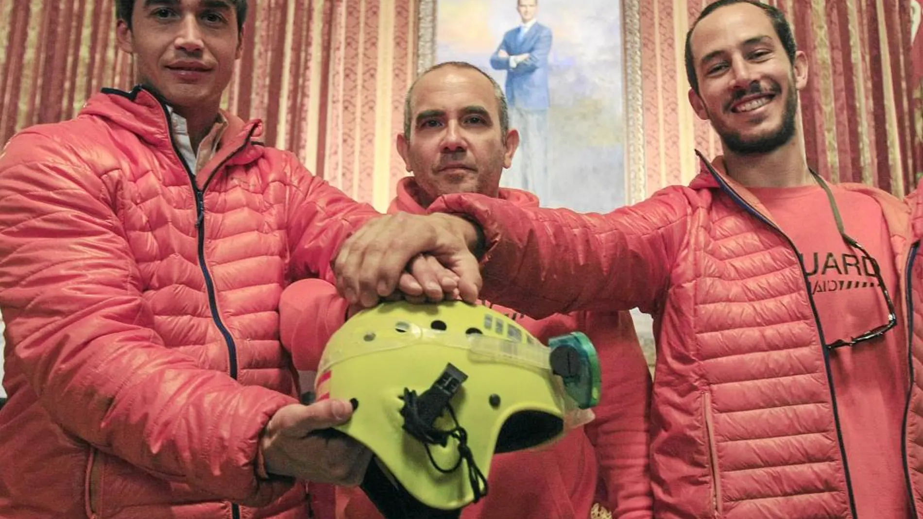 Los tres bomberos sevillanos fueron recibidos como héroes en el Consistorio hispalense