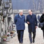 Hollande, junto a los hijos del ex presidente Mitterrand, ayer, en el cementerio de Jarnac