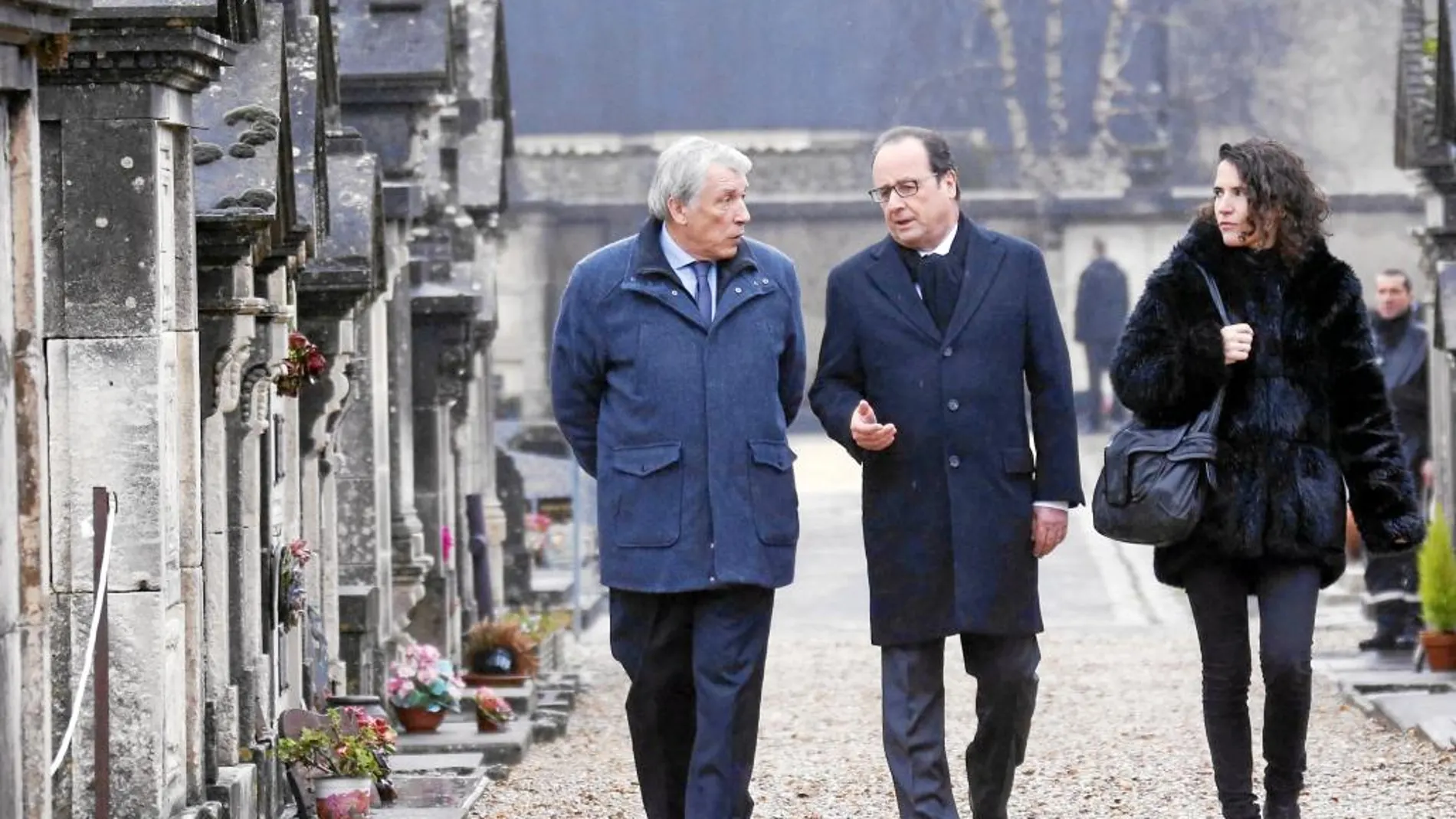 Hollande, junto a los hijos del ex presidente Mitterrand, ayer, en el cementerio de Jarnac