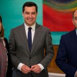 El presidente de la Junta, Juanma Moreno, en el centro y junto a la consejera de Empleo, Rocío Blanco, y el presidente de ATA, Lorenzo Amor, en una imagen de archivo