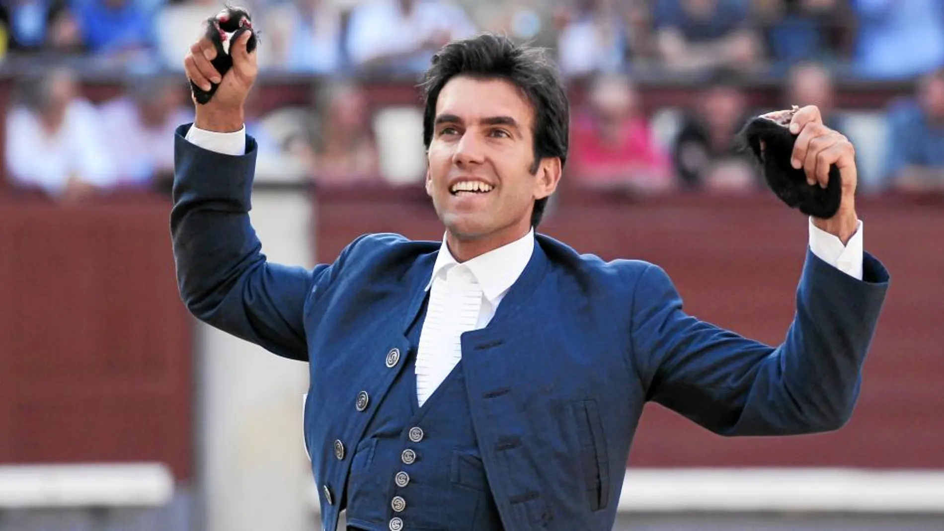 Sergio Galán pasea las dos orejas de su primero, ayer, en Las Ventas