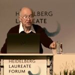 Michael Atiyah durante la conferencia en el congreso de Heidelberg