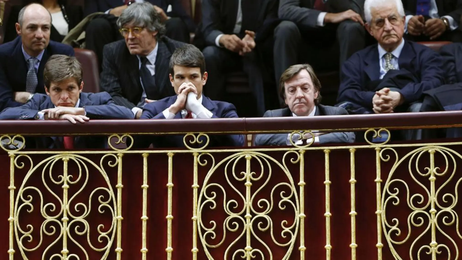 Los diestros Julián López "El Juli"(i) y José María Manzanares (2i), Curro Vázquez (2d), y Santiago Martín "El Viti"(d-atrás) asisten al pleno del Congreso