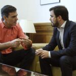 El secretario general del PSOE, Pedro Sánchez (i), durante la reunión que ha mantenido con el coordinador general de IU, Alberto Garzón