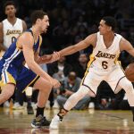Jordan Clarkson, de Los Angeles Lakers, y Klay Thompson, de los Warriors, durante el partido