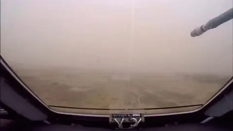 Imagen tomada desde el interior del avión en el momento de aterrizar.