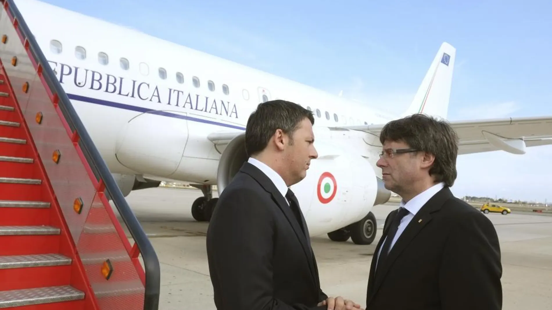 Matteo Renzi, en el aeropuerto de Reus, recibido por el presidente de la Generalitat, Carles Puigdemont.