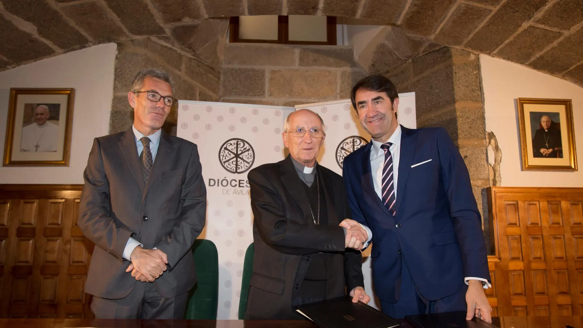 El consejero de Fomento y Medio Ambiente, Juan Carlos Suárez-Quiñones, firma un convenio de colaboración con el Obispado de Ávila para la rehabilitación de viviendas destinadas al alquiler social.