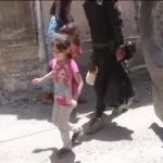 Un niña de Mosul corre a abrazar a un comandante de las Fuerzas Iraquíes tras ser puesta a salvo junto con su familia