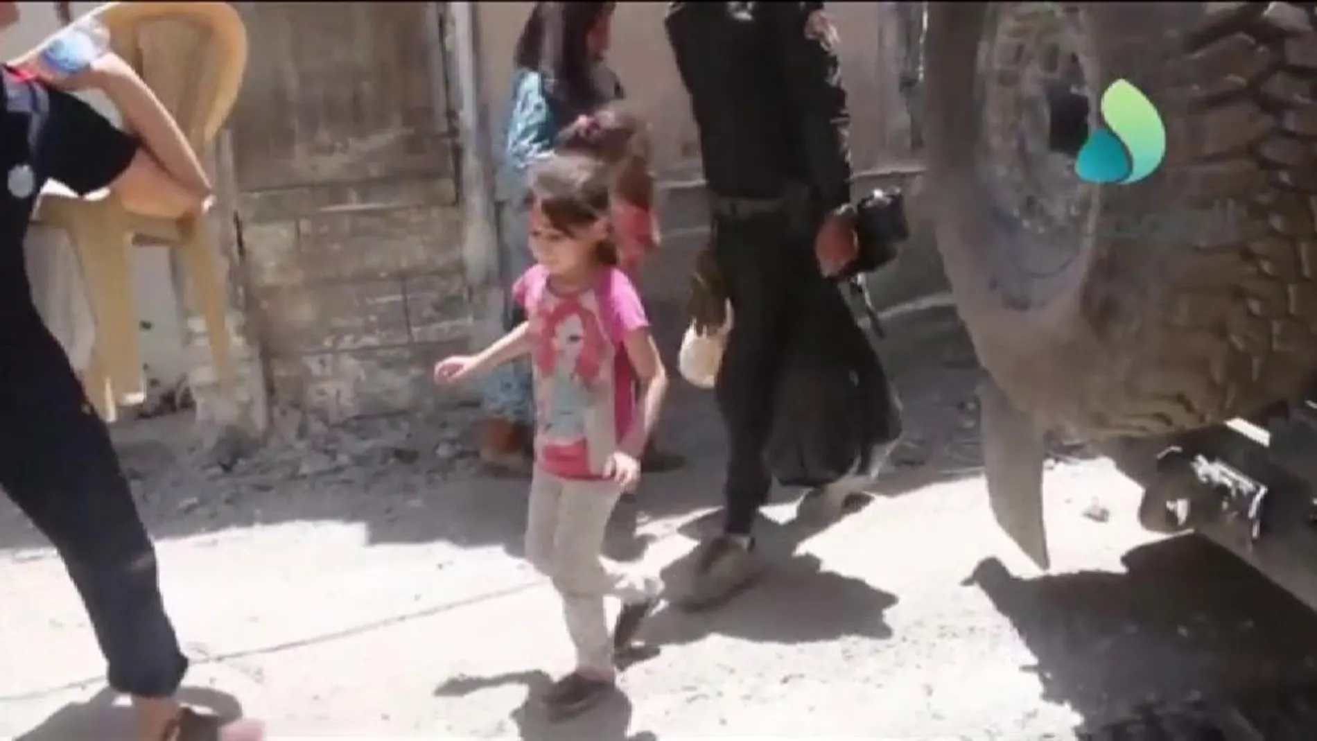 Un niña de Mosul corre a abrazar a un comandante de las Fuerzas Iraquíes tras ser puesta a salvo junto con su familia