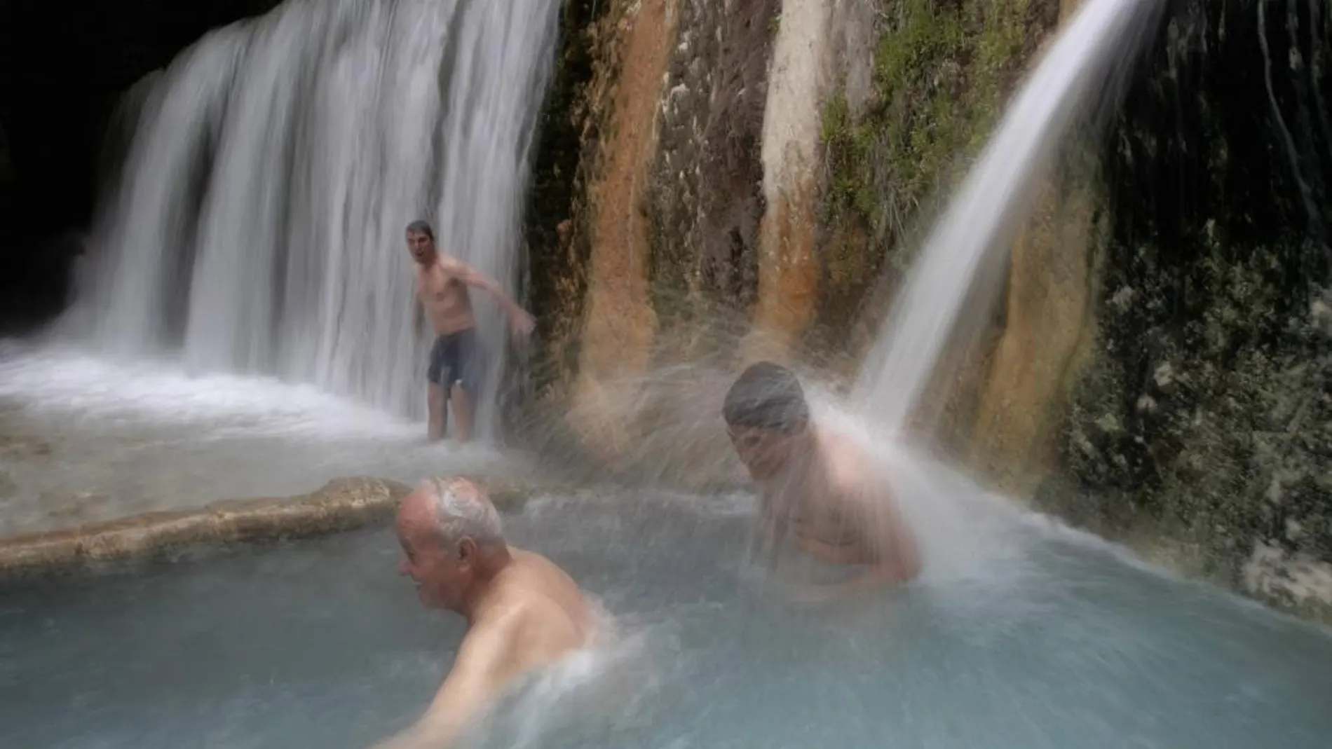 Varios clientes en un balneario de aguas termales en Grecia