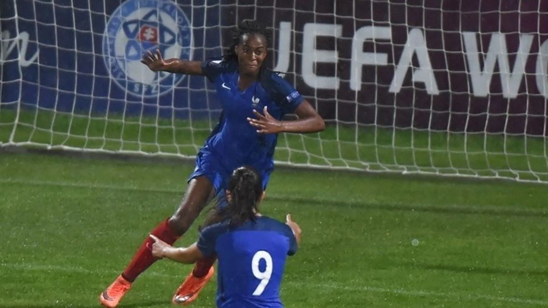 Un gol de Grace Geyoro en el minuto 36 y otro de Marie-Antoinette Katoto en el 66 dinamitaron el "sueño de campeonas"