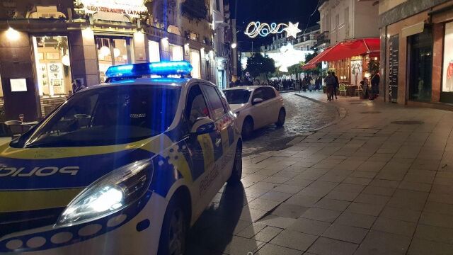 Los agentes precintaron una freiduría en la Plaza del Salvador, en el Distrito Casco Antiguo, por la expedición de bebidas alcohólicas a menores, que fueron identificados para dar notificación a sus responsables / Foto: EP