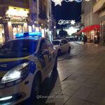 Los agentes precintaron una freiduría en la Plaza del Salvador, en el Distrito Casco Antiguo, por la expedición de bebidas alcohólicas a menores, que fueron identificados para dar notificación a sus responsables / Foto: EP