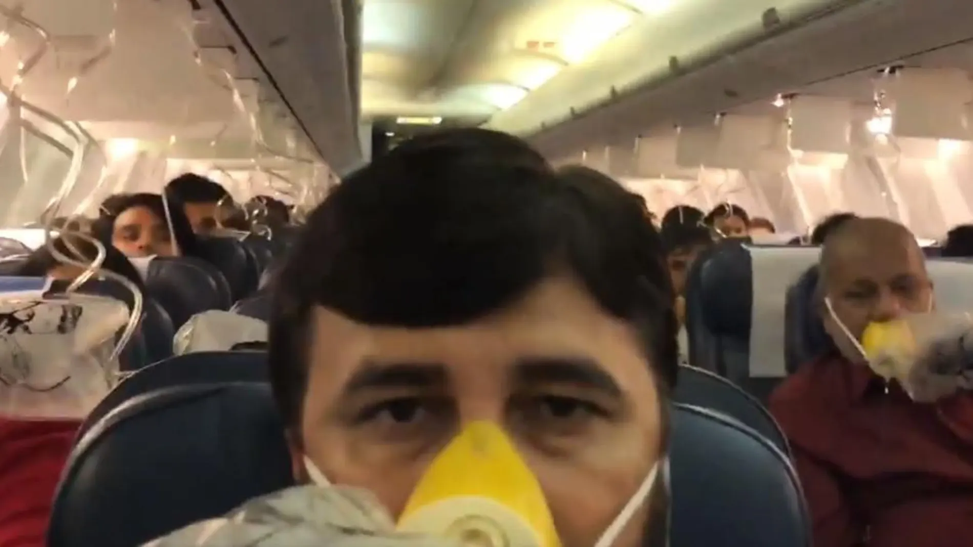 Imagen de los pasajeros con las mascarillas de oxígeno puestas