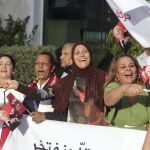 Seguidores del partido “Nidá Tunis” ondean banderas con el rostro del presidente tunecino, Beyi Caid Essebsi, frente a la sede del partido