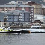 Una patrulla del Servicio Marítimo de la Guardia Civil junto a una de la Royal Gibraltar Police