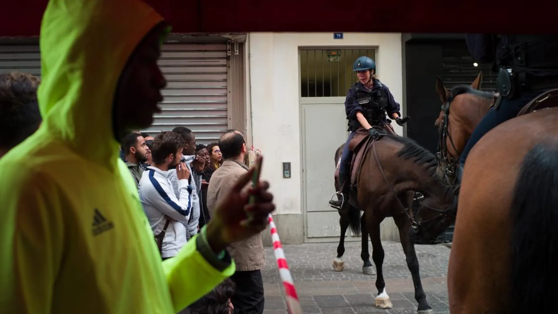 La Policía a caballo acordonando la zona en donde se ha producido la falsa alarma