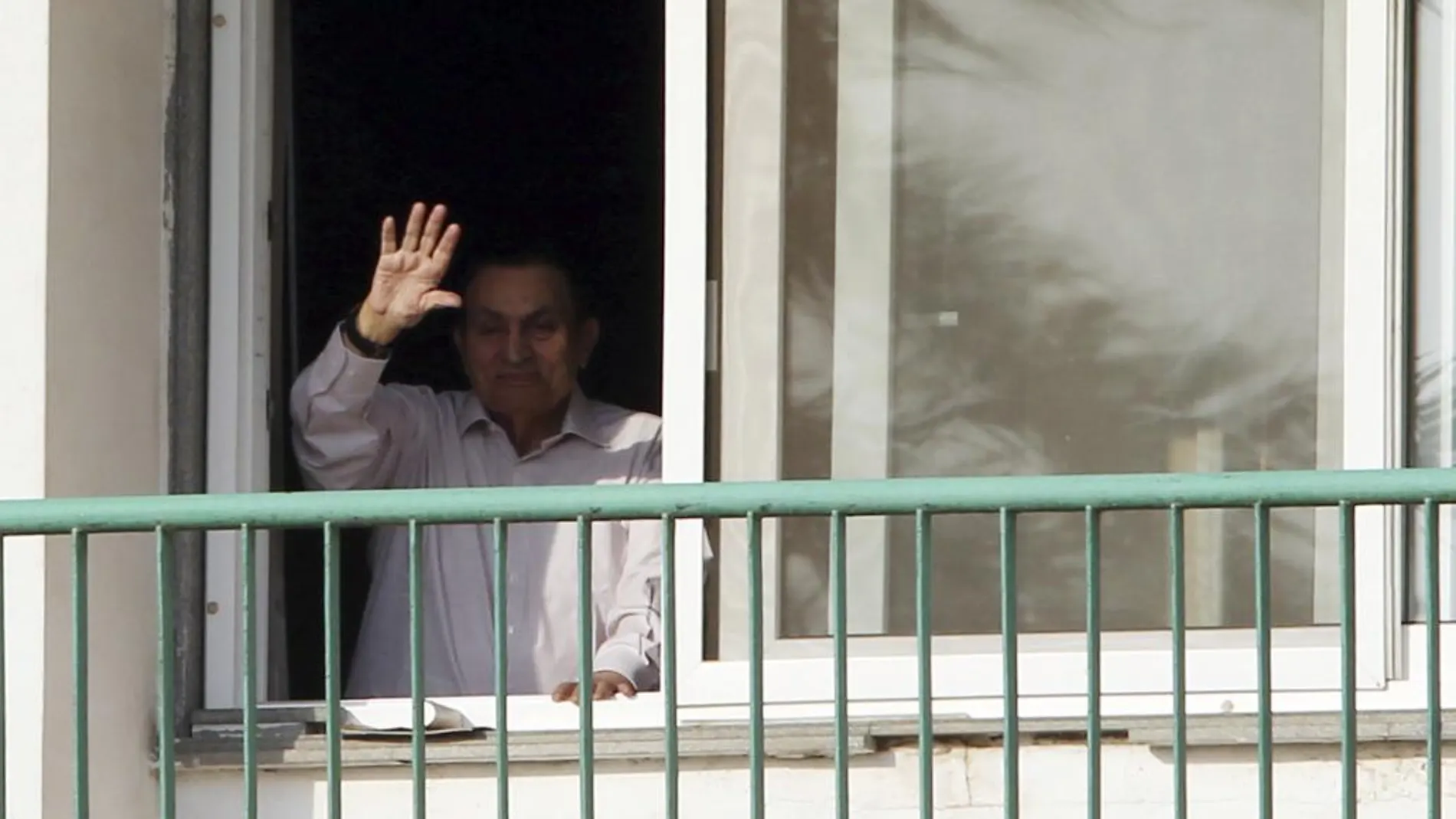 Hosni Mubarak mientras saluda a sus simpatizantes desde su habitación en El Cairo en 2016