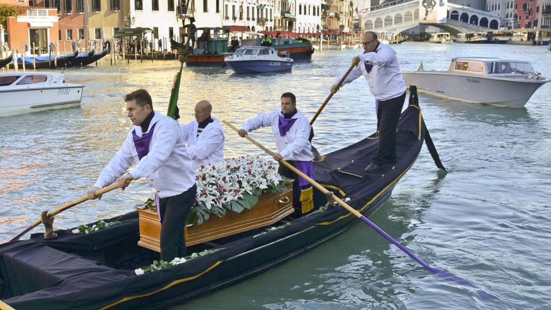 El féretro de Valeria Solesin, de 28 años y muerta en la sala Bataclan, ha sido trasladado en góndola en su Venecia natal