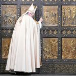 El Papa Francisco cierra la Puerta Santa de San Pedro tras pronunciar la oración de clausura