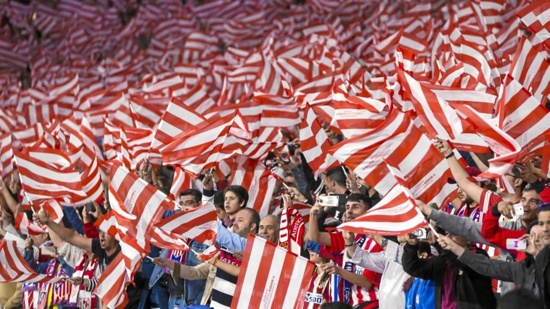 El Wanda se inundó de banderas rojiblancas en el estreno del estadio