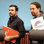 El secretario general de Podemos, Pablo Iglesias y el líder de IU, Alberto Garzón, momentos antes de presentar hoy en el Congreso su alternativa a los Presupuestos Generales del Estado para 2017 elaborados por el Gobierno de Rajoy