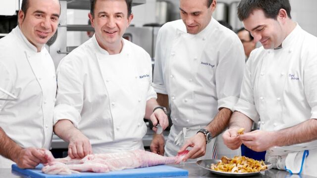 Martín Berasategui, en el restaurante Lasarte, junto a su equipo de trabajo en la cocina