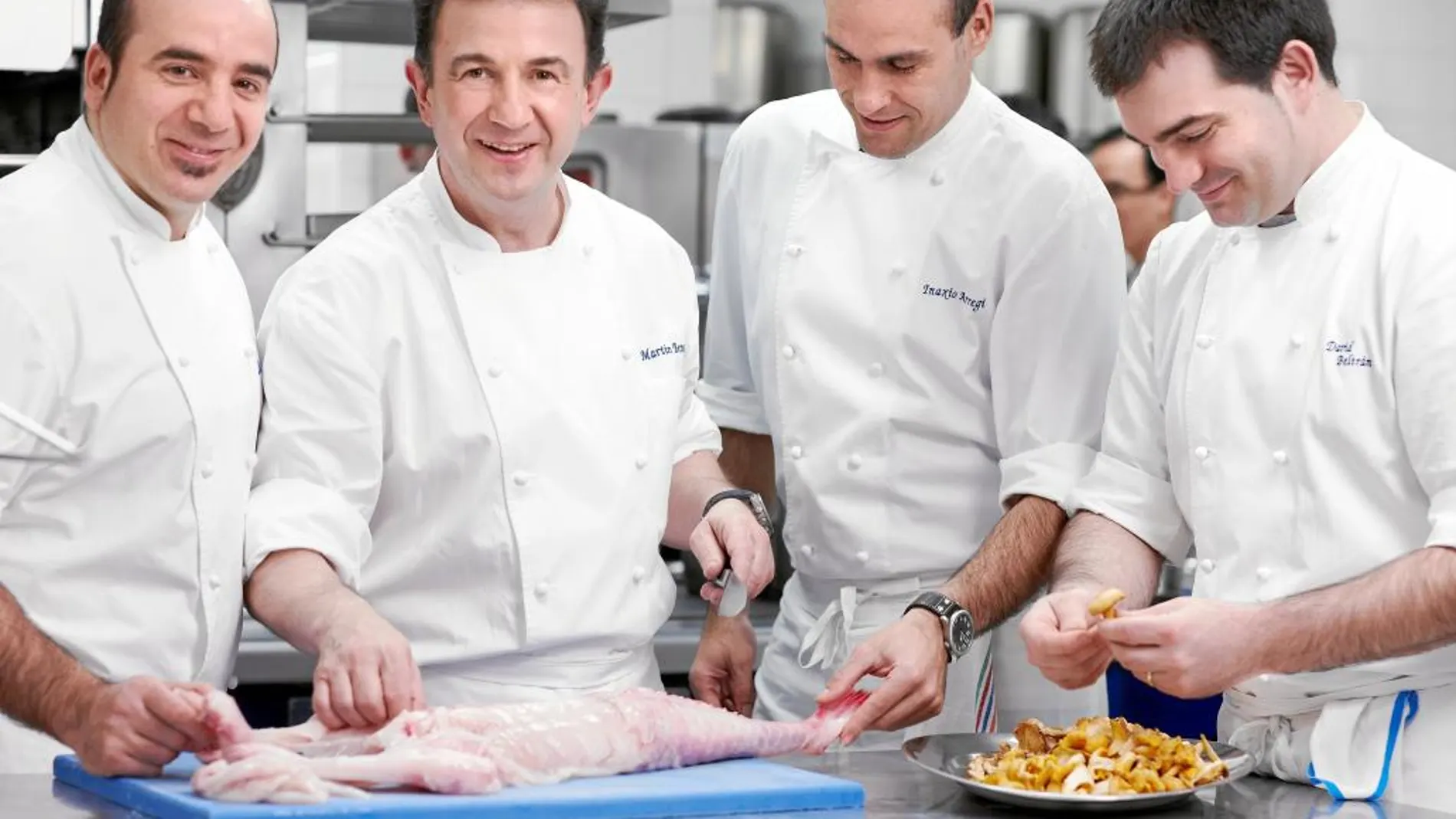 Martín Berasategui, en el restaurante Lasarte, junto a su equipo de trabajo en la cocina