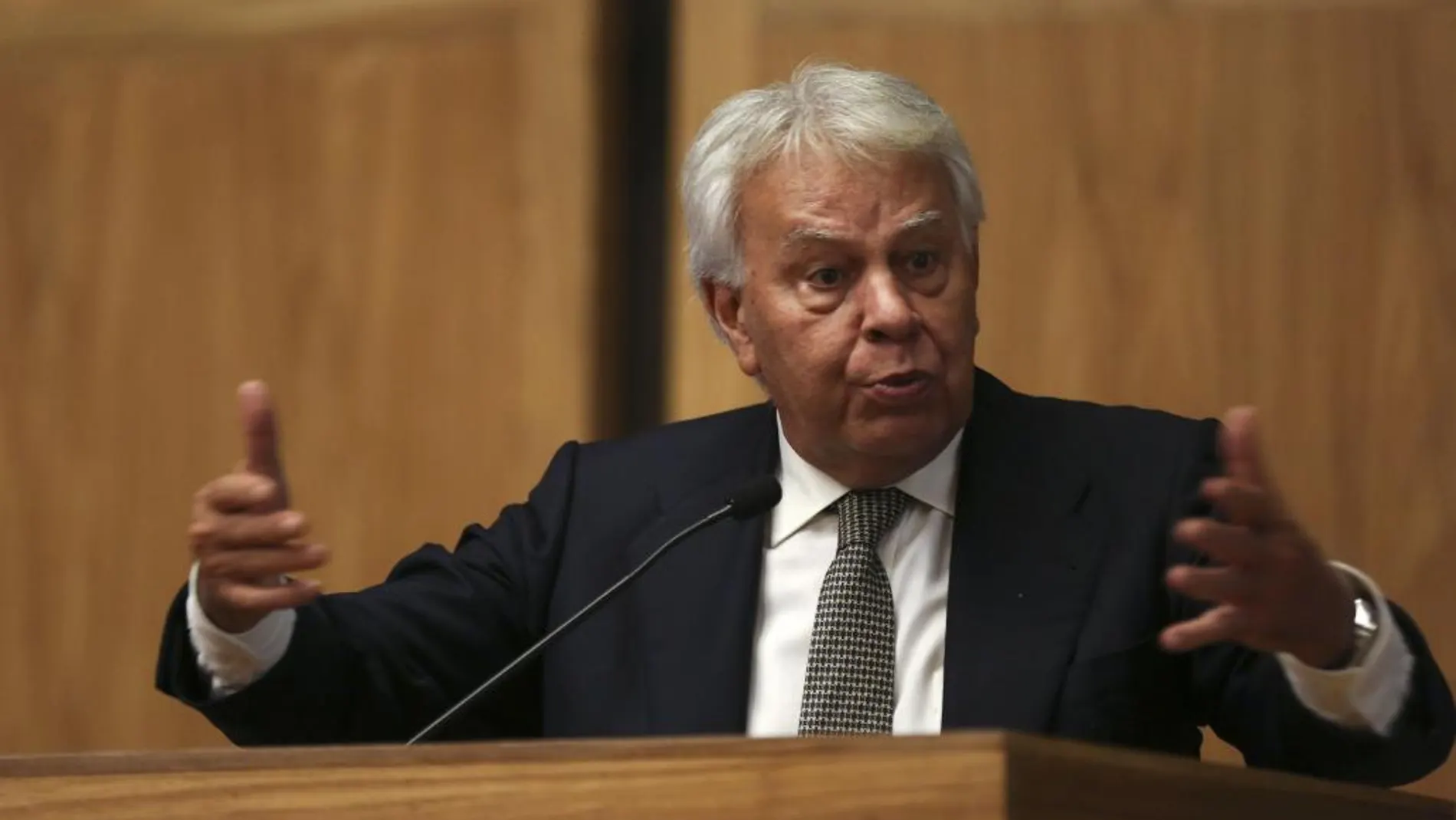 El expresidente del Gobierno español Felipe González habla durante la ceremonia donde asumió la titularidad de la cátedra "José Bonifacio"de Relaciones Internacionales