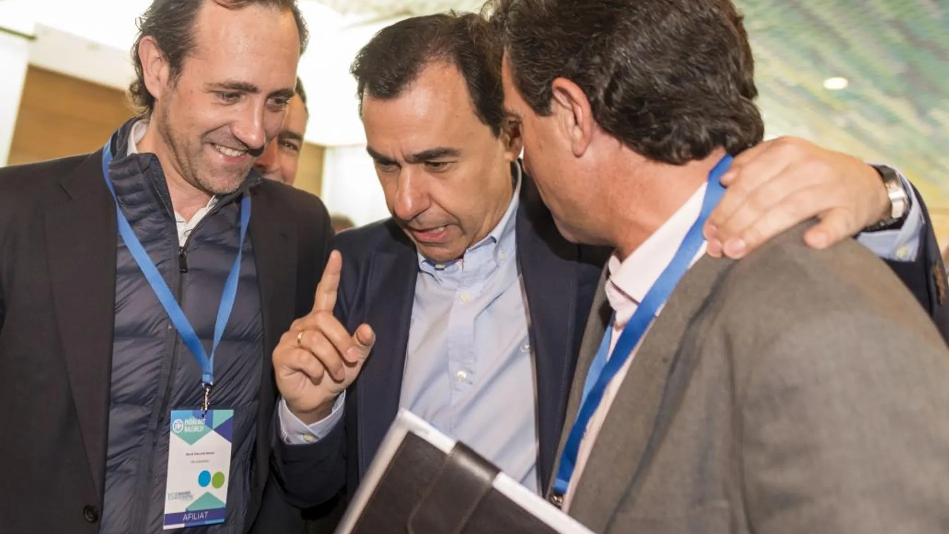 El coordinador general del PP, Fernando Martínez-Maillo, junto a los dos candidatos a la presidencia del PP Balear, José Ramón Bauzá y Biel Company,