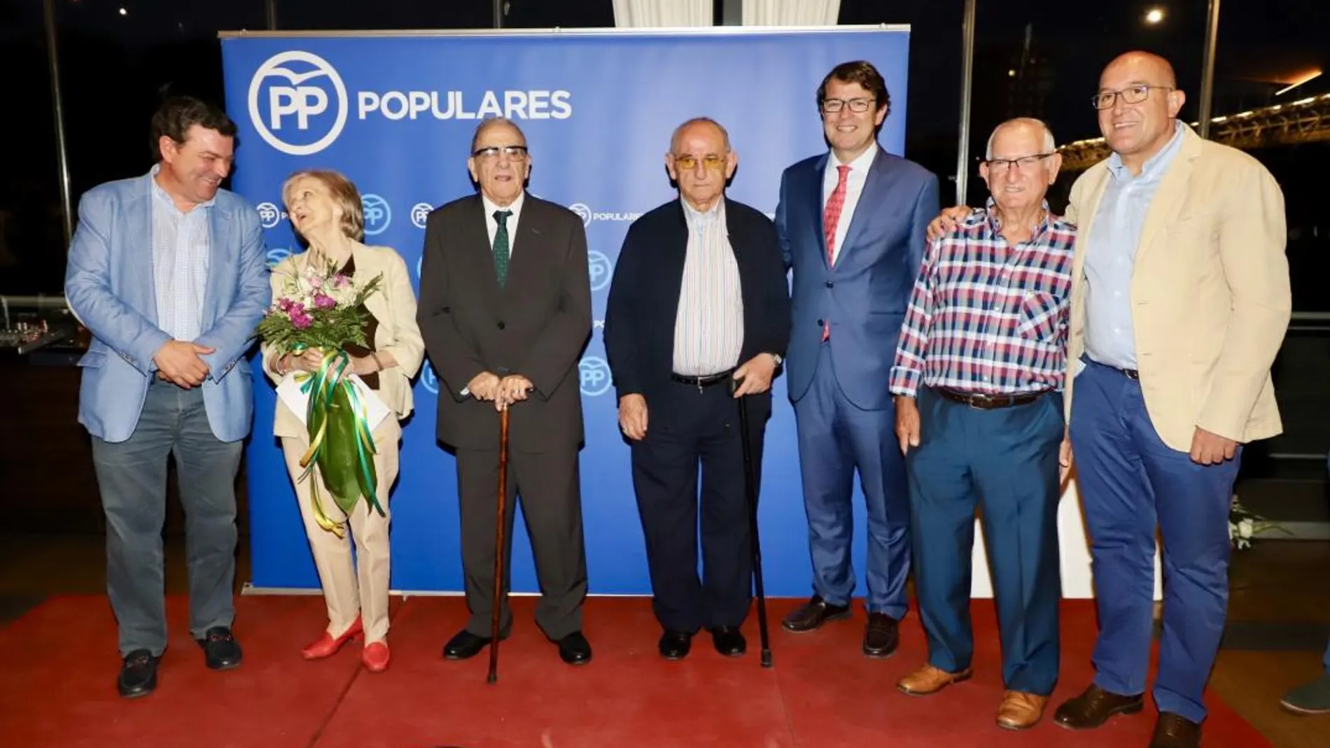 Fernández Mañueco y Carnero junto con los afiliados homenajeados