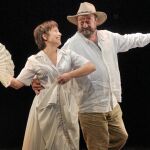 Lluïsa Castell y Pep Cruz en un momento de los ensayos de la obra « Una història catalana»