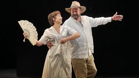 Lluïsa Castell y Pep Cruz en un momento de los ensayos de la obra « Una història catalana»