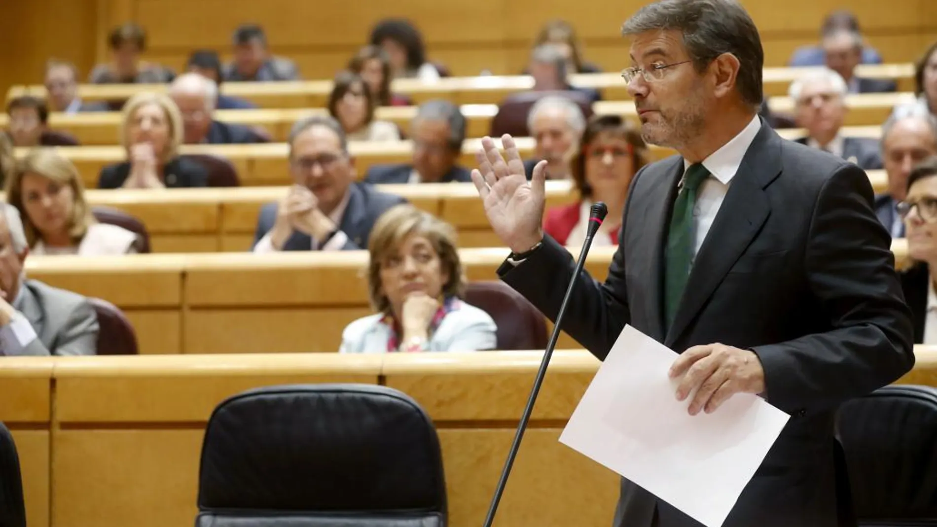 El ministro de Justicia, Rafael Catalá, durante su intervención en la sesión del control al Gobierno celebrada esta tarde en el Senado.