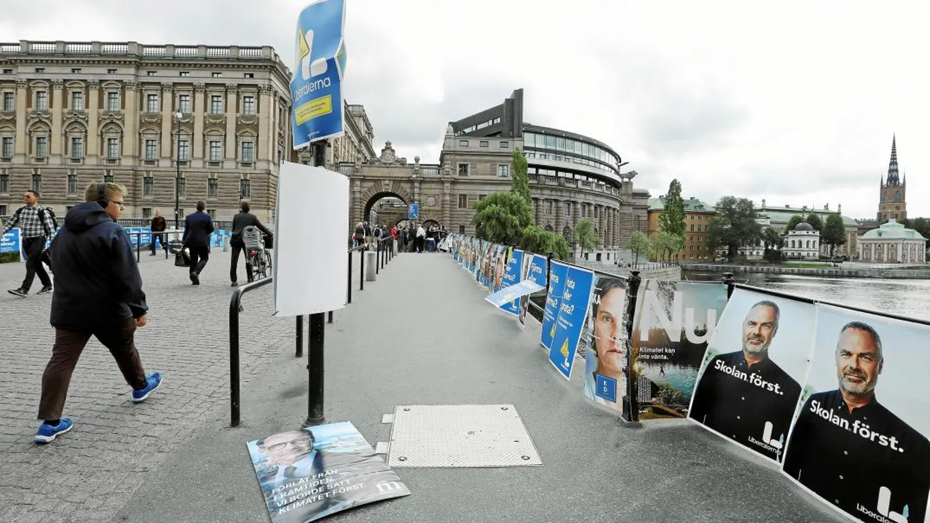 Incertidumbre política en Suecia. Varios ciudadanos suecos caminan junto a carteles de propaganda electoral en una calle de Estocolmo, ayer / Reuters