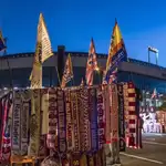 Un puesto con bufandas y banderas en el exterior del estadio Vicente Calderón