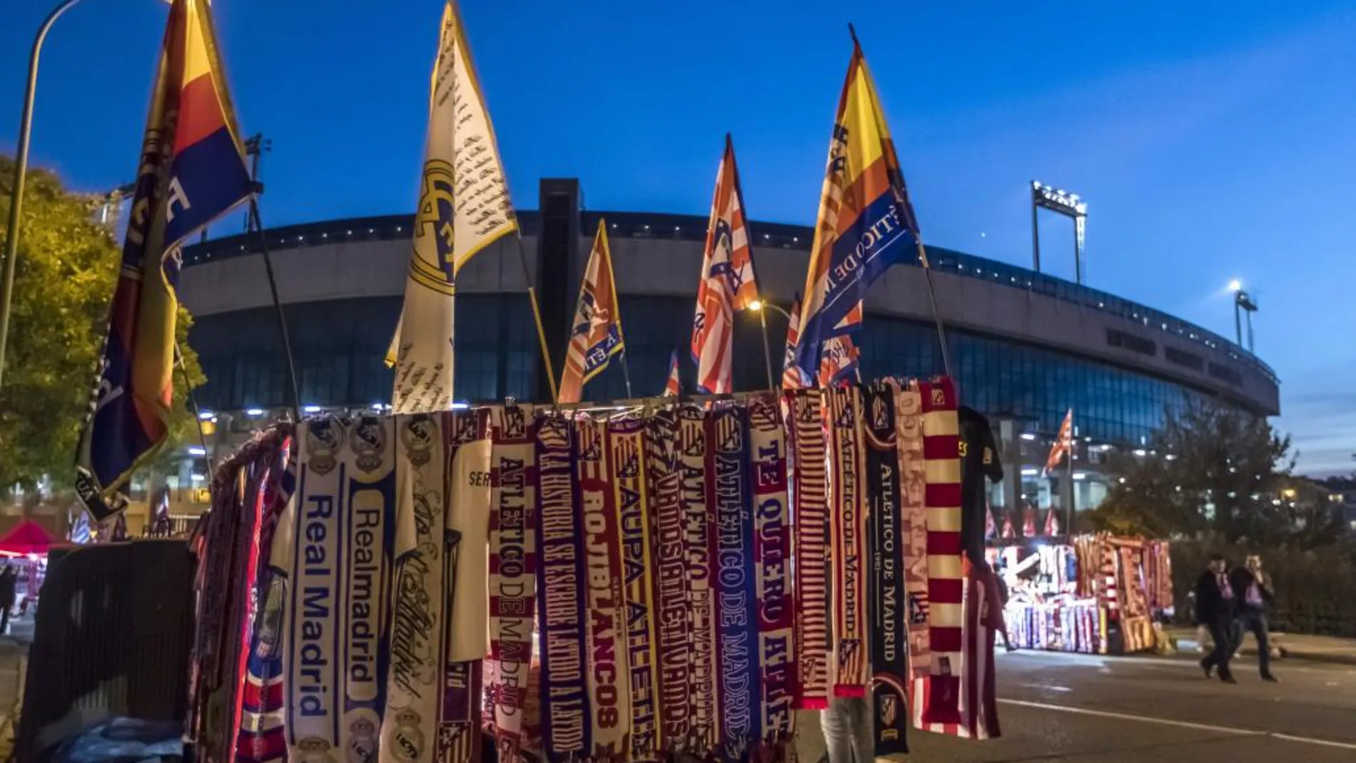 Un puesto con bufandas y banderas en el exterior del estadio Vicente Calderón