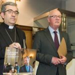 El obispo auxiliar de Valladolid, Luis Argüello, presenta el estado económico de la archidiócesis en el marco del Día de la Iglesia Diocesana que se celebra este domingo junto al ecónomo del arzobispado, José María Conde
