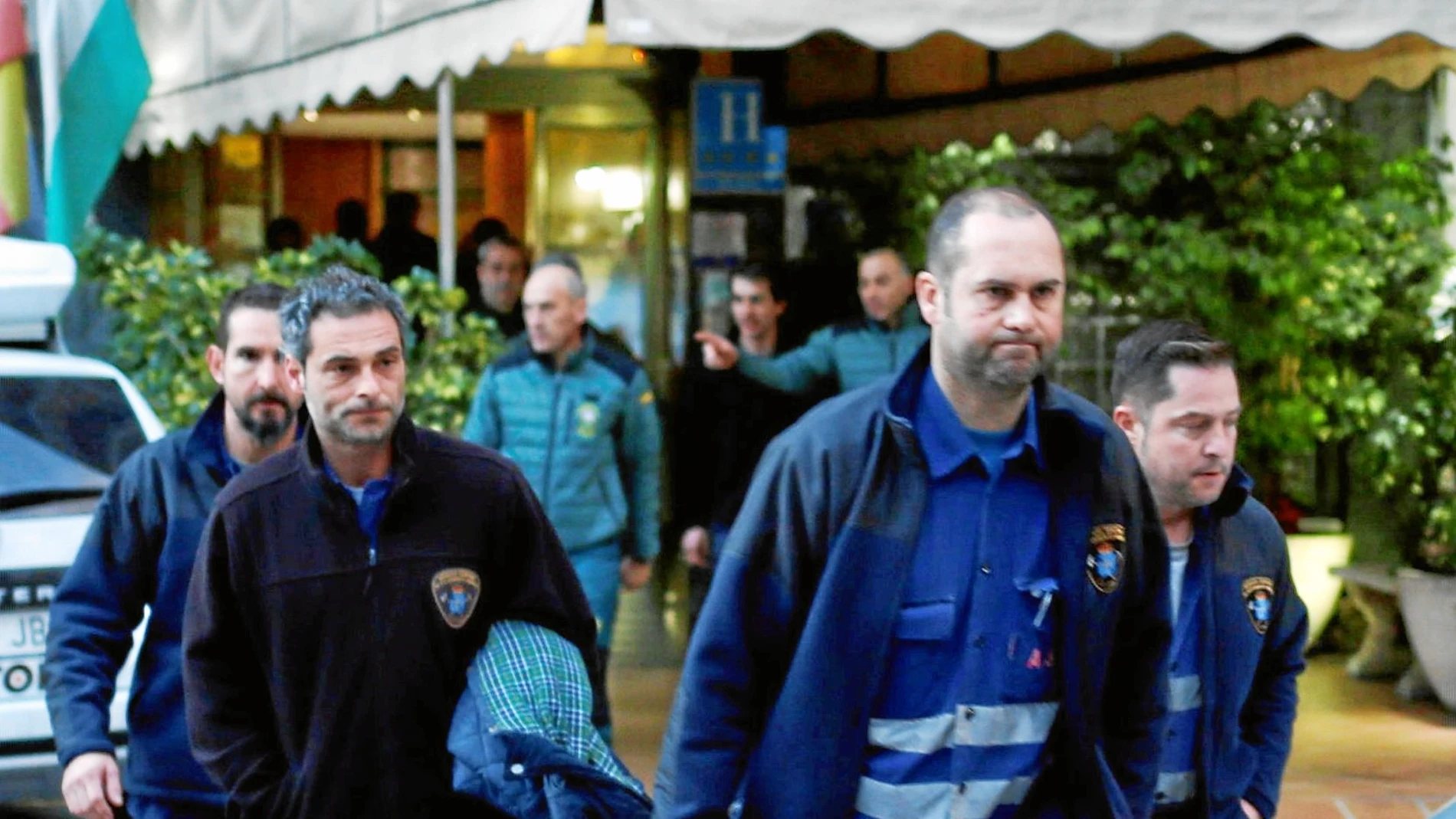 Los mineros asturianos salen de su hotel en dirección a la zona del operativo de rescate / Reuters