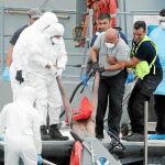 La muerte en el Mediterráneo. Mientras Italia pugna por cerrar sus costas, el Mediterráneo sigue cobrándose más vidas. El Ejército de Malta rescató ayer un barco con dos cadáveres ahogados