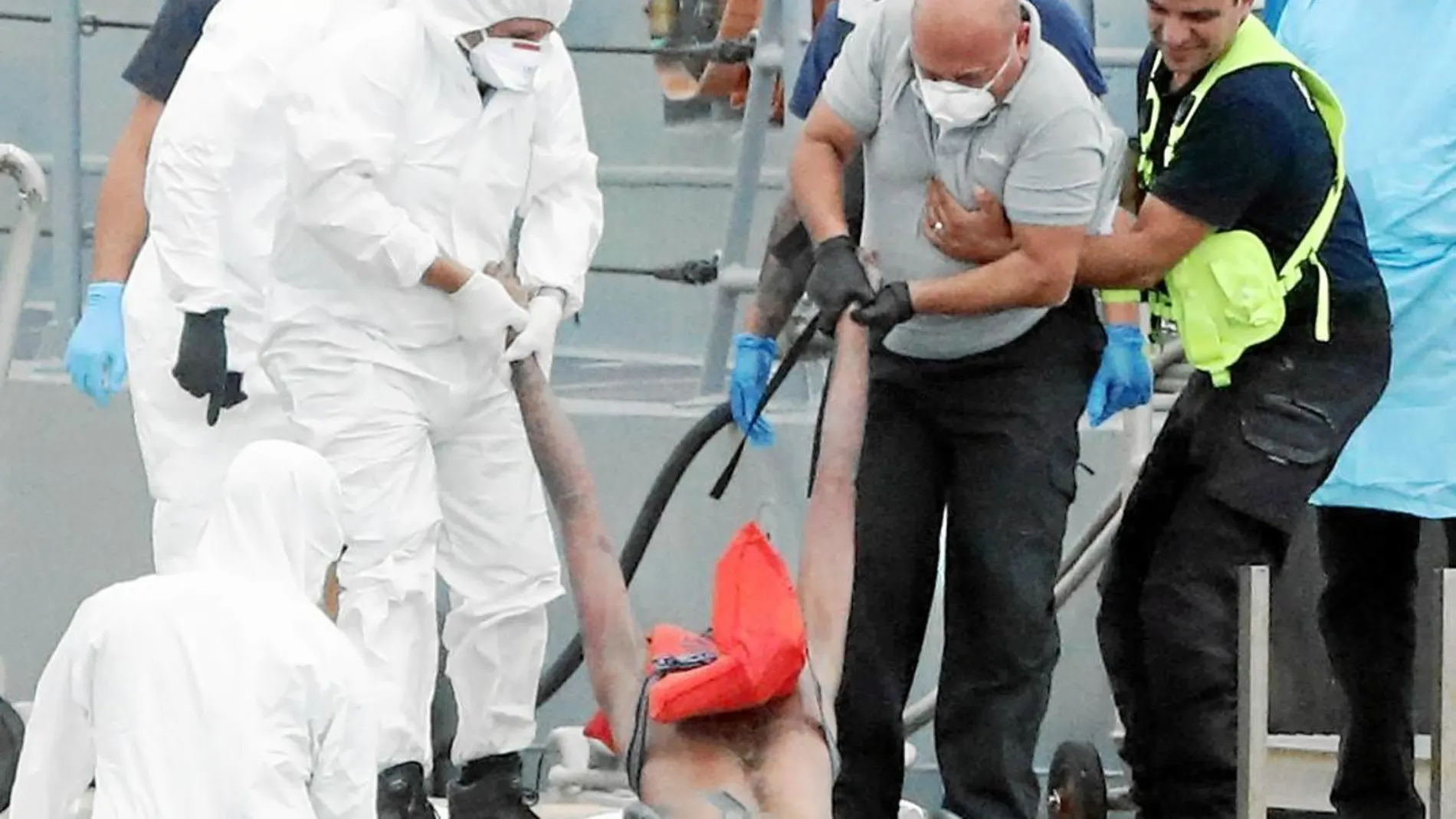 La muerte en el Mediterráneo. Mientras Italia pugna por cerrar sus costas, el Mediterráneo sigue cobrándose más vidas. El Ejército de Malta rescató ayer un barco con dos cadáveres ahogados